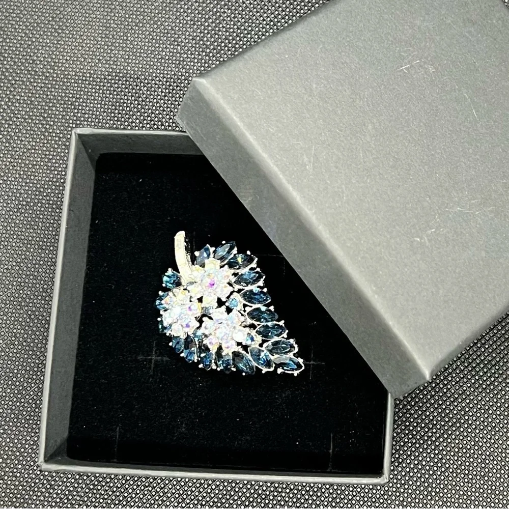 Magnificent!! Trifari brooch Leaf Blue Rhinestone baguette Silver Tone Vtg 50s - Picture 5 of 13